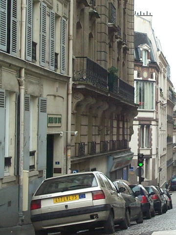 lautrec house:  The house where Toulouse Lautrec worked is the one with the big picture window one floor down and the 'D' on the top floor.